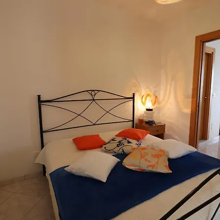 Holiday home Bilocale Marta A *